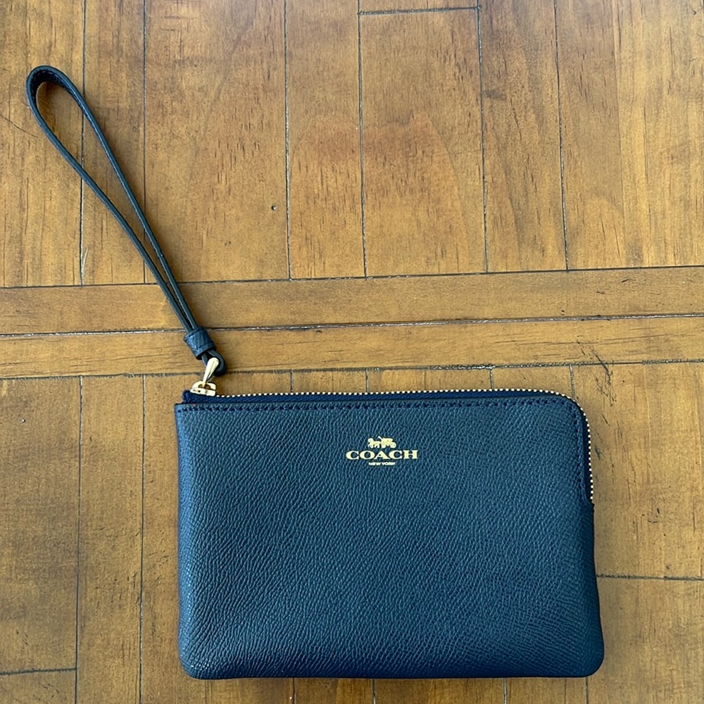 COACH - BLACK WRISTLET- NWT 2 POCKETS INSIDE AND ONE MAIN POCKET.